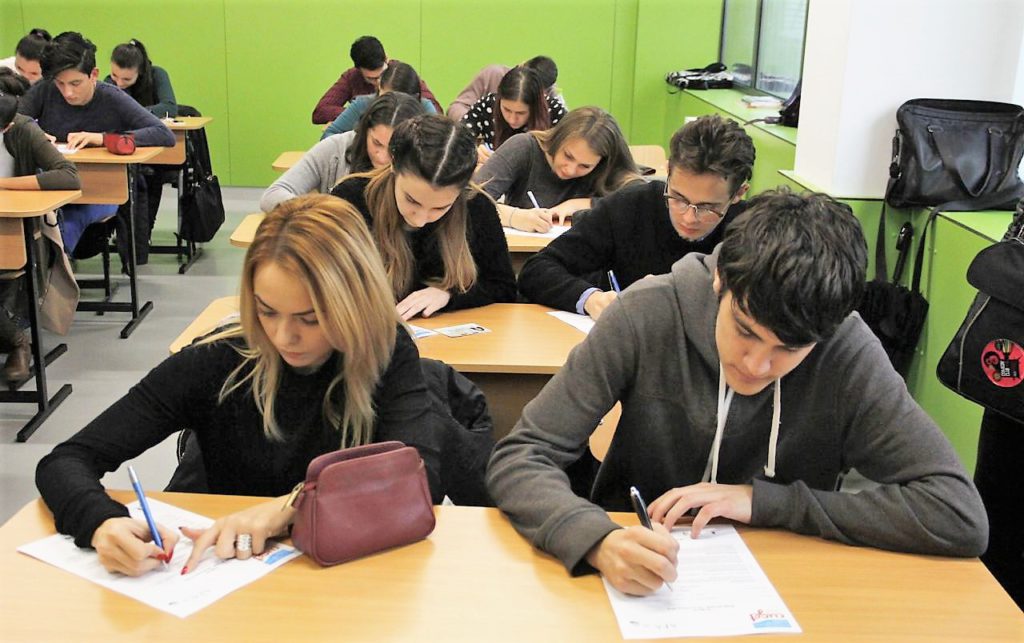 Guvernul, dat în judecată de elevi: care este motivul pentru care tinerii s-au adresat instanței