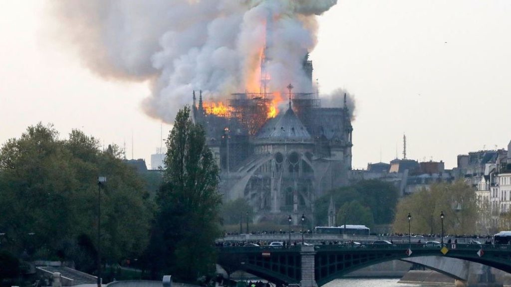 Notre Dame, în flăcări: stare de urgență și mobilizare generală în Franța