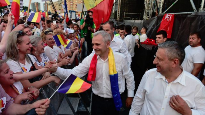 VIDEO Contra-manifestație la Iași. Mitingul PSD pentru preamărirea lui Dragnea, bruiat: „Slugilor! Afară din Iași!”