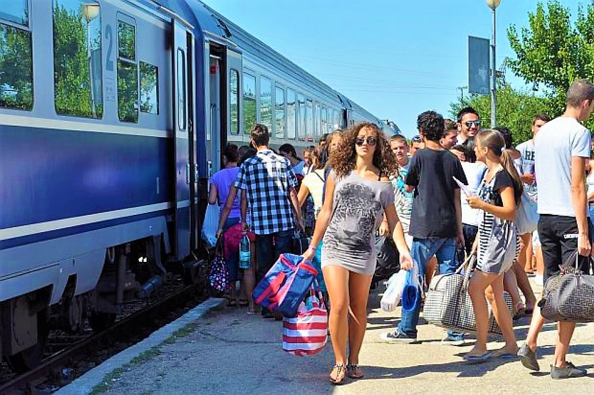 Cât de mulți studenți circulă, de fapt, gratis, cu trenul. Cifrele oficiale care arată că miniștrii nu cunosc realitatea
