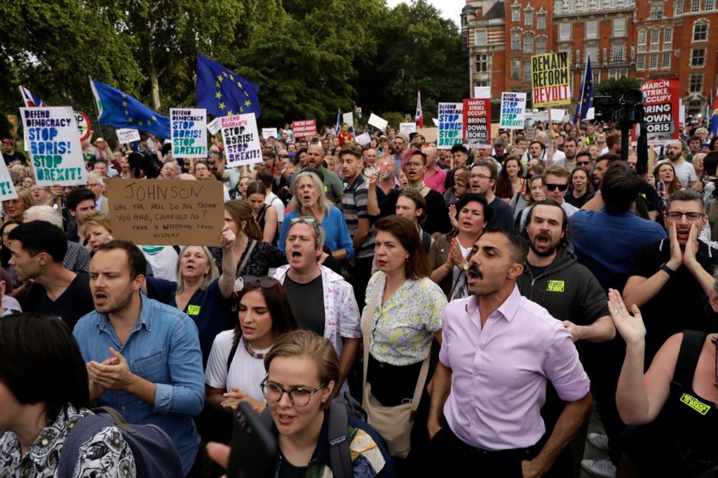 Zi de foc în Marea Britanie: sute de mii de oameni ies în stradă pentru a reclama „lovitura de stat” a lui Boris Johnson