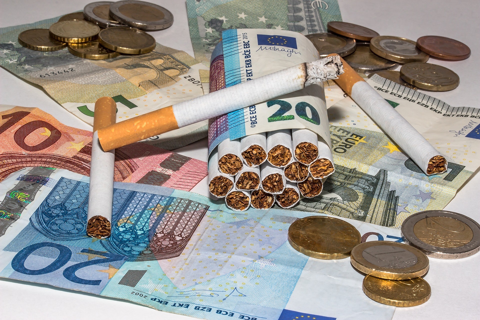 Guvernul aplică taxa pe zahăr și acciza la țigări. De când și cu cât se vor scumpi produsele preferate ale românilor