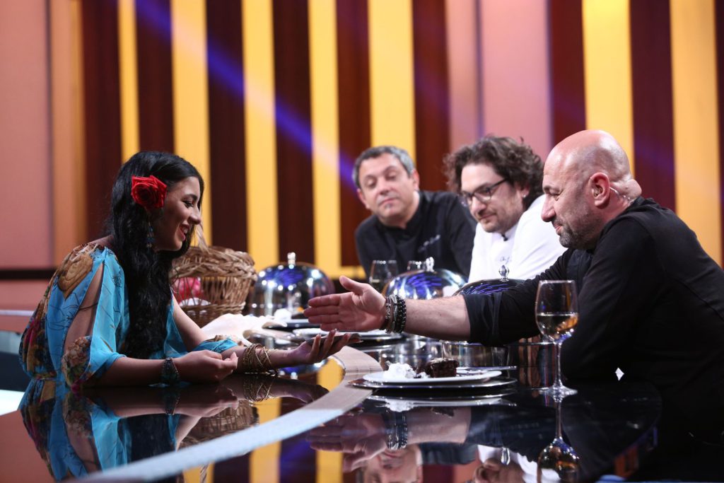 Tânăra a încercat să-i dezlege cununiile lui Scărlătescu. Reacțiile colegilor au fost pline de umor