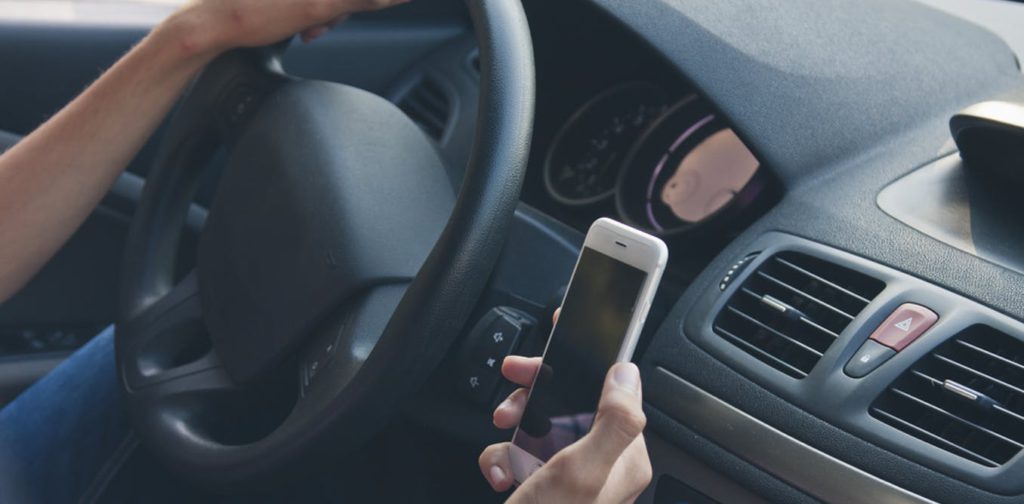 Cod Rutier 2019. Ce amenzi primesc șoferii dacă sunt prinși cu telefonul la volan. Sancțiunile sunt drastice