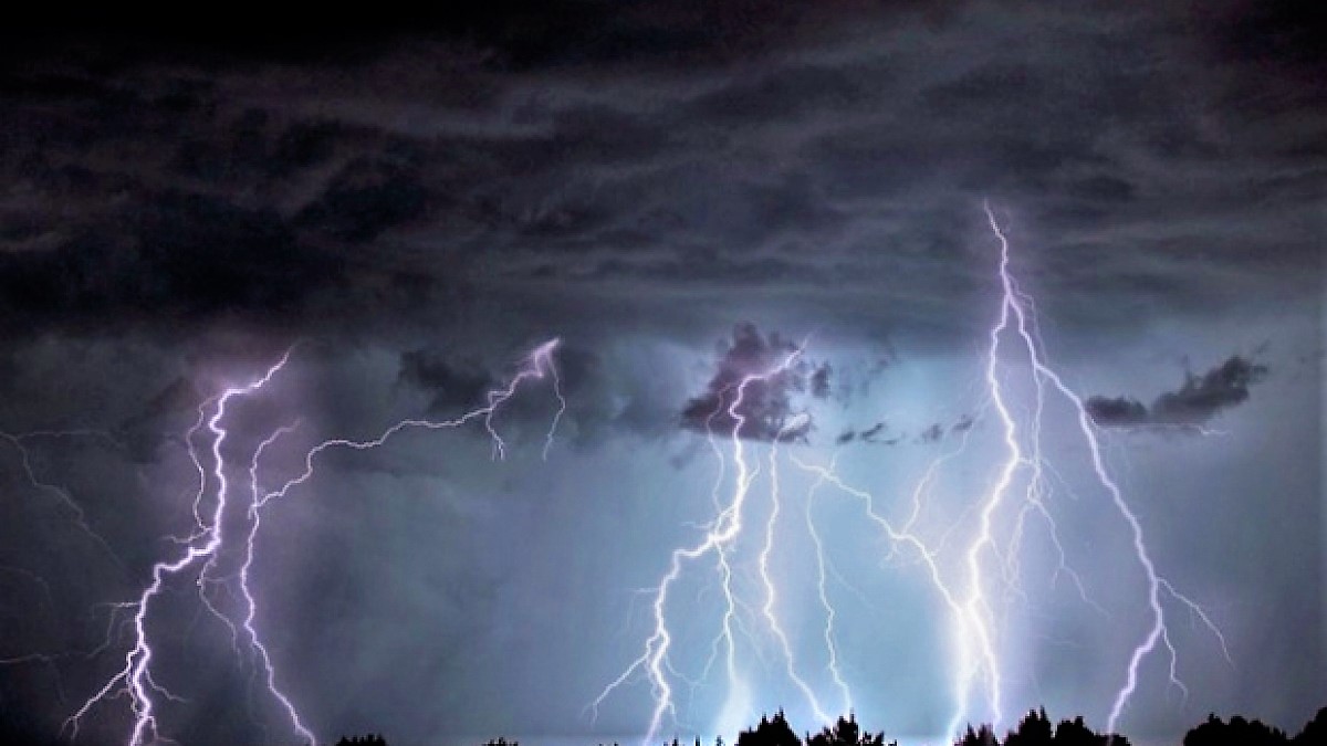 ANM a emis cod galben de ploi și vijelii. Care sunt zonele vizate