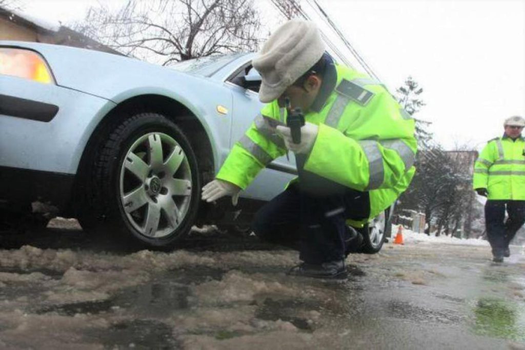 Cod rutier 2019. Amenzi usturătoare pentru șoferi, dacă nu au anvelope de iarnă. Când ar trebui să fie ele montate