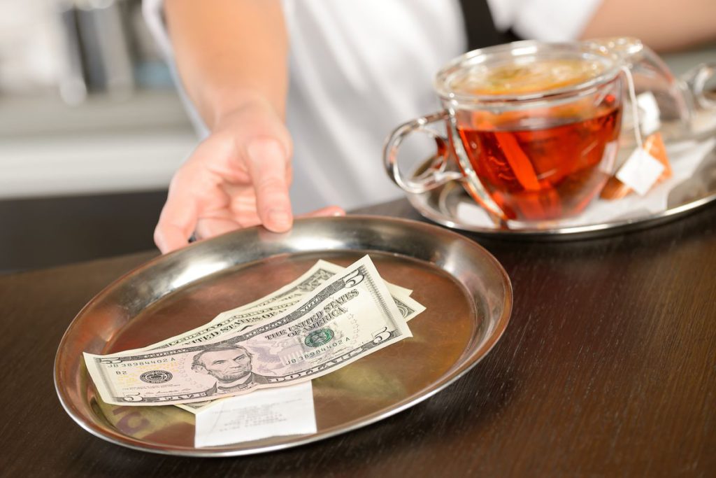 Proiectul de lege pentru impozitarea bacșișului a fost adoptat. Ce se schimbă pentru firme și clienți