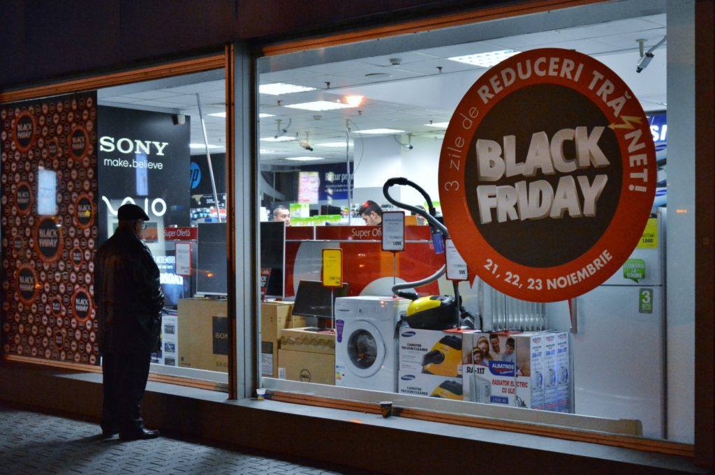 Vedetele din România sparg o grămadă de bani de Black Friday. Iată cum ar putea arăta coșul lor de cumpărături