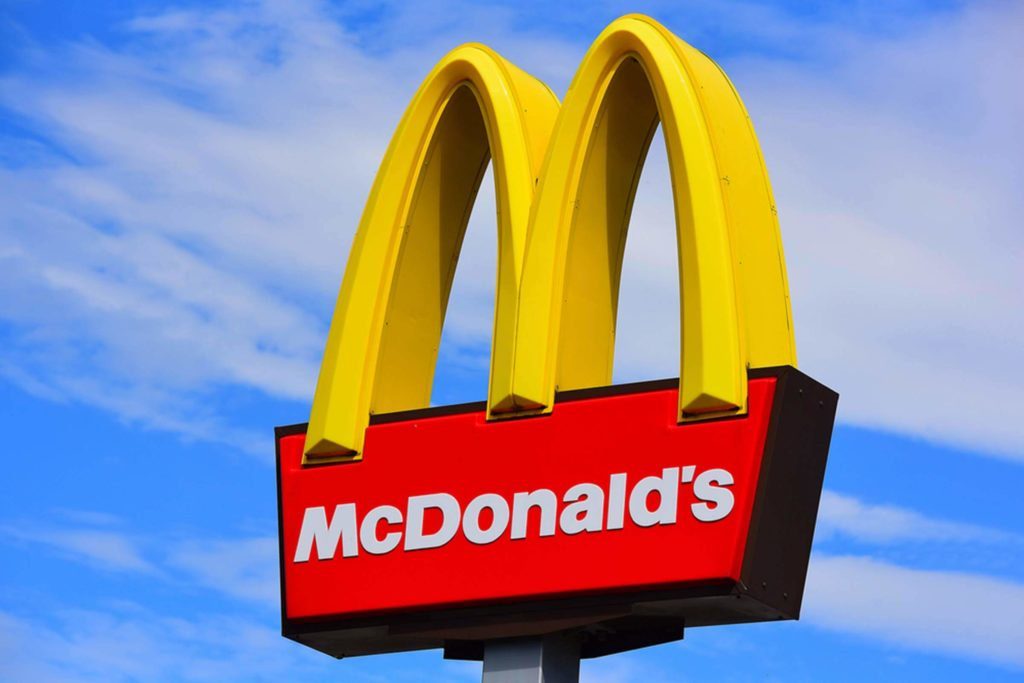 McDonalds încearcă o metodă controversată prin care să determine copii să mânânce mai mult în restaurante