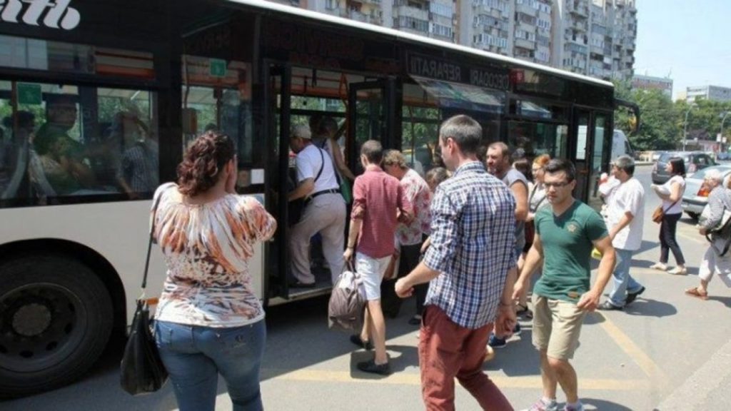 Călătorii care nu se spală ar putea fi dați joși din mijloacele de transport în comun. Ce spune primarul Constanței?