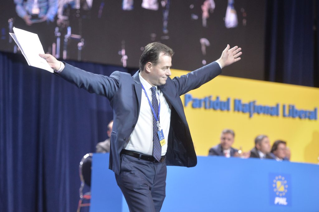 Premierul României promite că românii își vor primi la timp salariile și pensiile, dar nu poate promite acest lucru persoanelor care au intrat pe pile in instituțiile publice