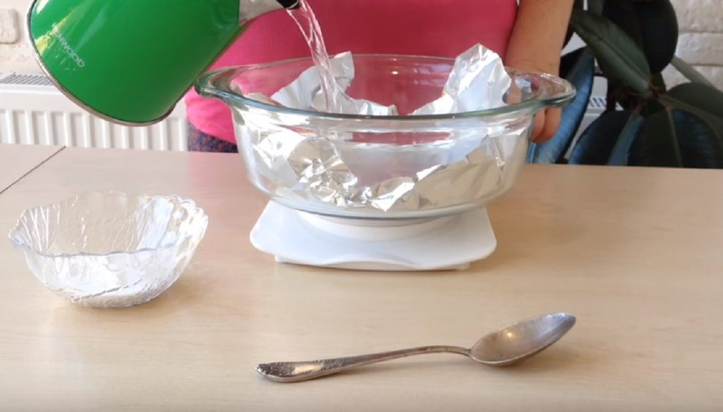 Cum să cureți tacâmurile cu bicarbonat de sodiu