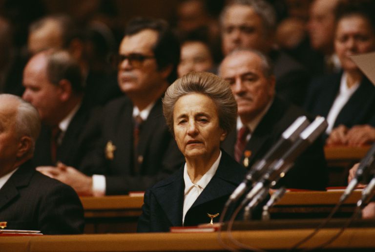 „Elena Ceaușescu era afurisită!”. Motivul nebănuit pentru care ascundea o frunză sub covor. Dezvăluiri cutremurătoare despre Tovarășa