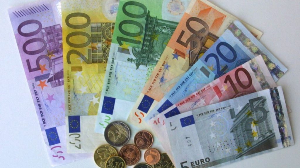 Curs BNR, luni, 2 decembrie. Cât a ajuns să coste euro