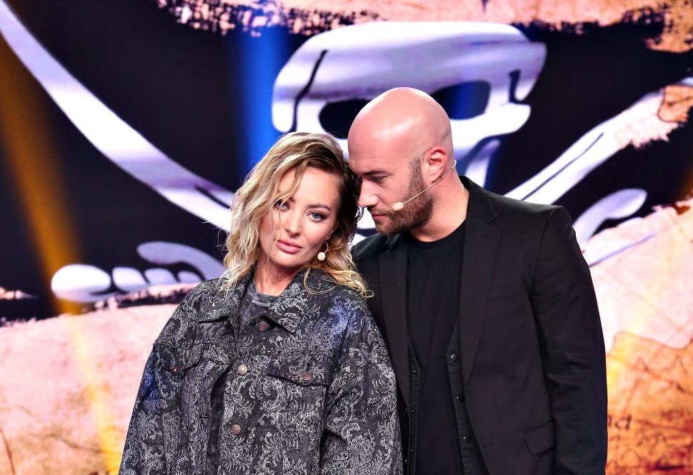 A sărutat-o Bendeac pe Delia? Ce s-a întâmplat între jurații iUmor pe platourile de filmare de la Antena 1. Dezvăluiri uimitoare