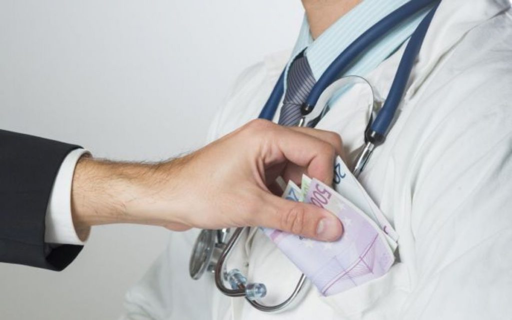 Măsura propusă de ministrul Sănătății pentru medicii care iau șpaga