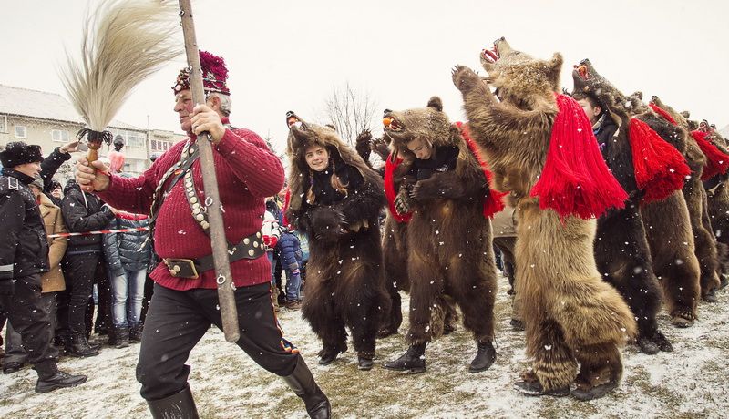 Se spune că în noaptea de Anul Nou oamenii trebuie să facă cât mai mult zgomot