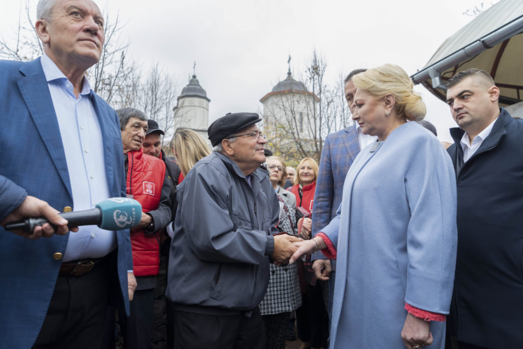 Viorica Dăncilă, într-una din întâlnire cu susținătorii din Buzău, din timpul campaniei electorale. Foto: Inquam Photos / Lavinia Cioaca