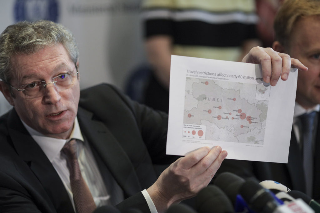 dr. Adrian Streinu Cercel, managerul Institutului Matei Balș, indicând harta cu statele în care se răspândește virusul. Foto: Inquam Photos / Octav Ganea