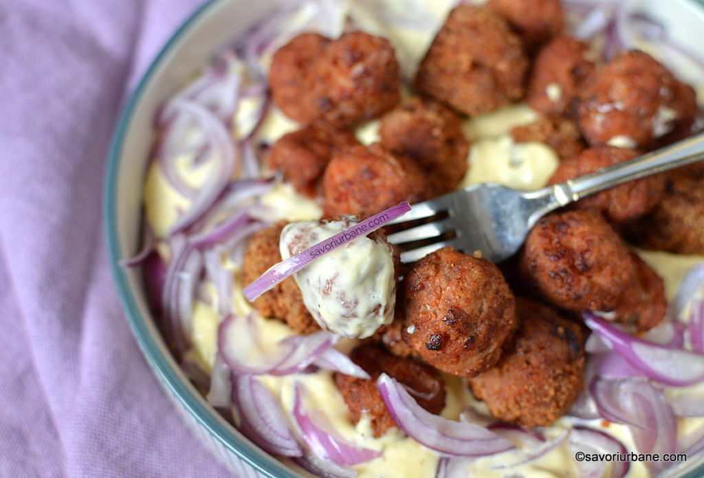 Salată de chiftele cu ceapă și maioneză. O rețetă pentru gurmanzi