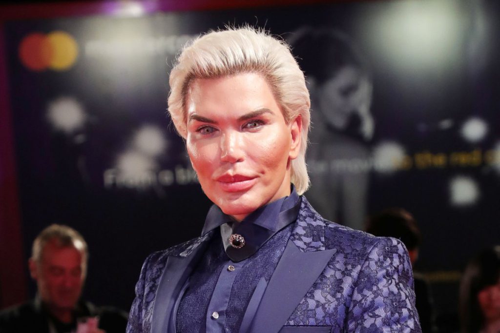 A cheltuit sume impresionante ca să arate ca păpușa Ken, dar acum vrea să se transforme în Barbie. Cum a ajuns bărbatul să arate. Imagini uluitoare
