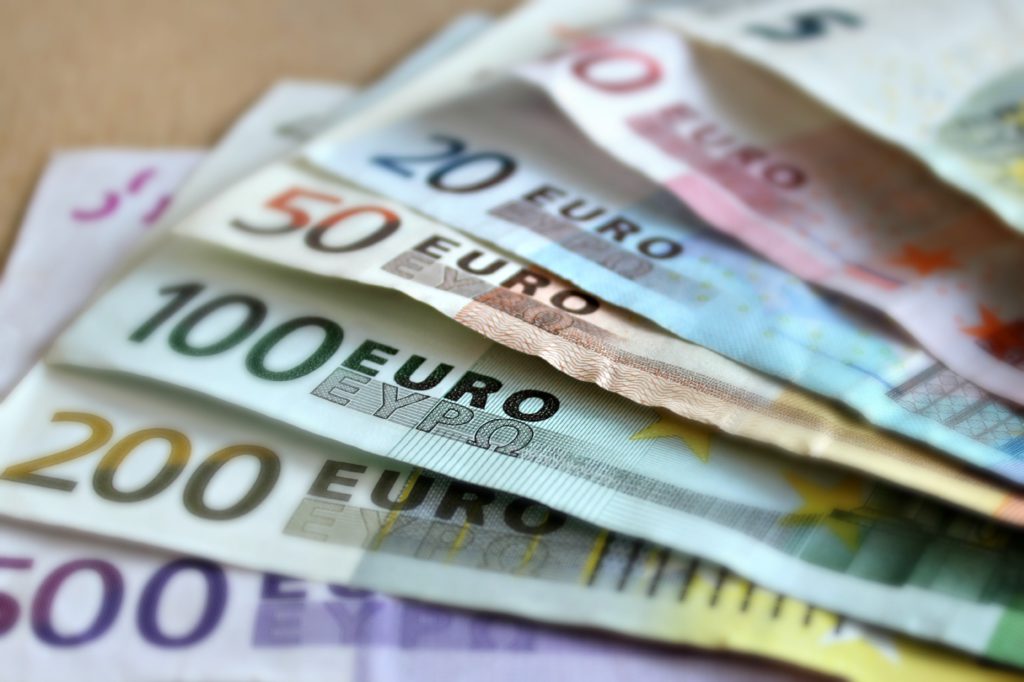 Curs BNR, miercuri, 5 februarie 2020. Ce valori înregistrează euro și dolarul. Veste bună pentru români