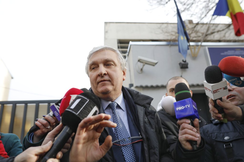 Medicul Mircea Beuran părăsește arestul preventiv al Poliției Române după ce judecătorii au decis ca acesta poate sta în arest la domiciliu. Procurorii DNA au cerut arest preventiv în dosarul în care chirurgul este acuzat de luare de mită. Vineri, 14 februarie 2020. Inquam Photos / George Calin