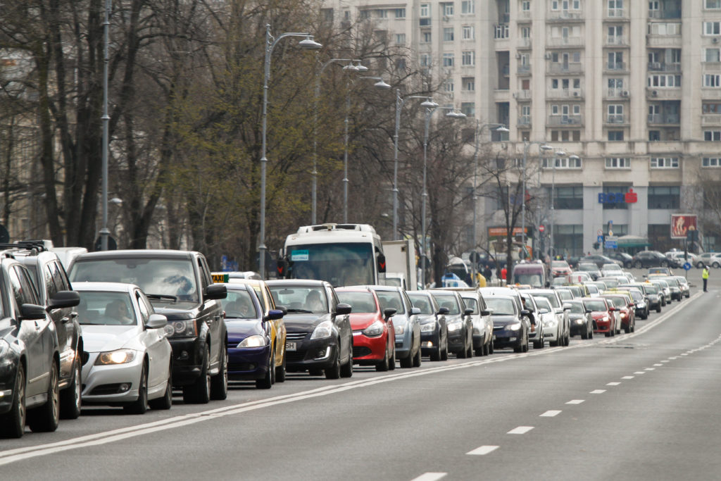 Ce mașini nu vor mai avea voie să intre în centrul Bucureștiului din această lună. Amenzile și taxele care intră în vigoare
