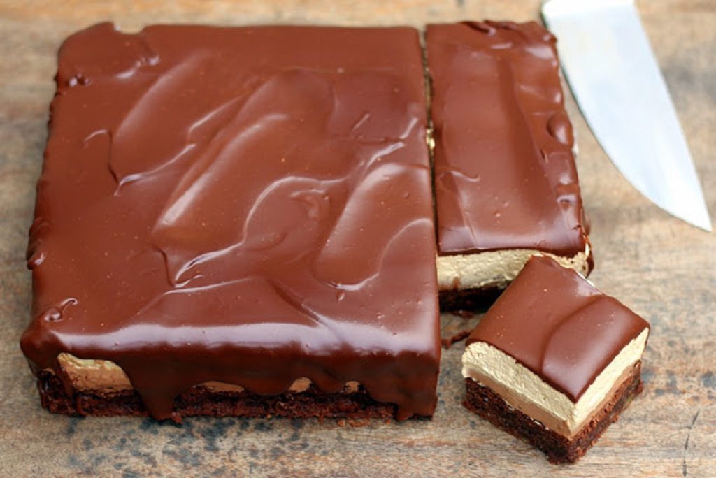 Prăjitură cu ciocolată, cafea și cremă de mascarpone. Desertul care nu trebuie să lipsească primăvara asta!