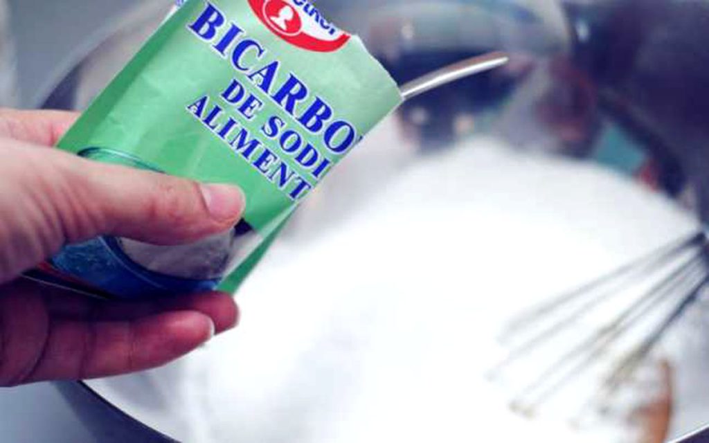 Cum poți să îți cureți prosoapele de bucătărie cu o soluție banală pe bază de bicarbonat de sodiu. Trucul simplu și eficient