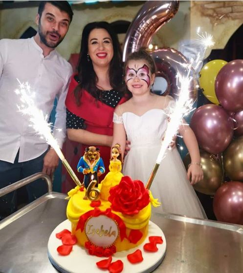 Oana Roman alături de Marius Elisei și fetița ei, la aniversarea acesteia