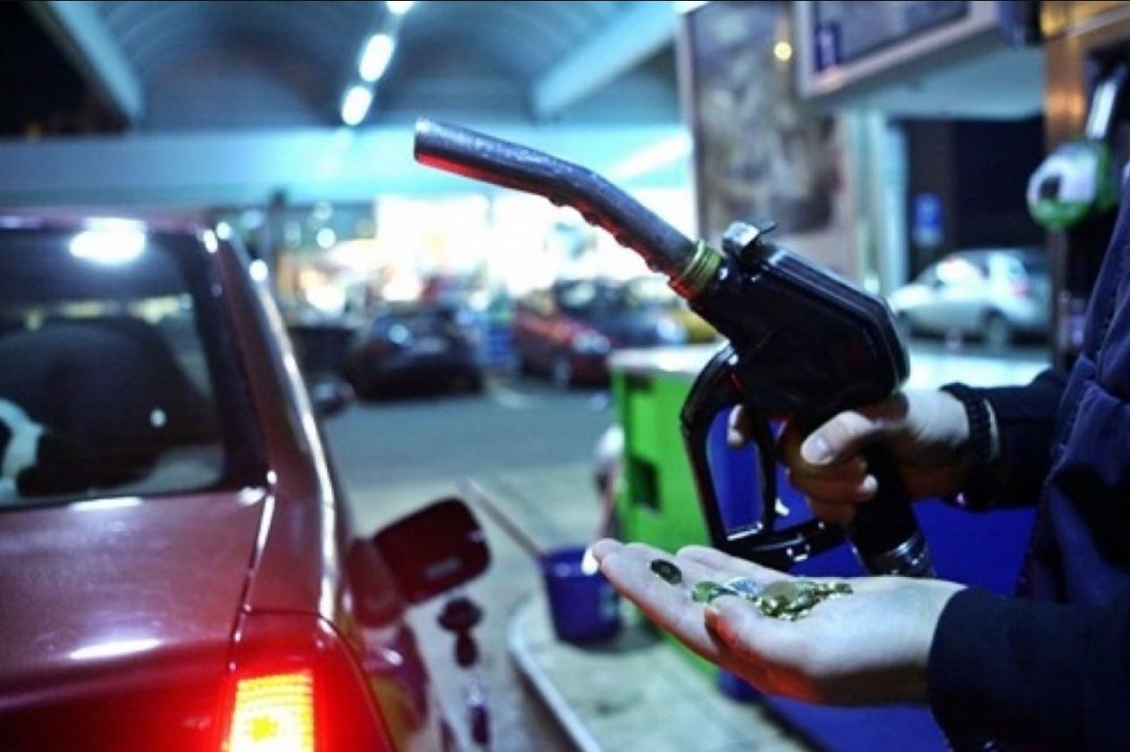 Cât costă acum litrul de benzină. Specialiștii spun că va continua să scadă