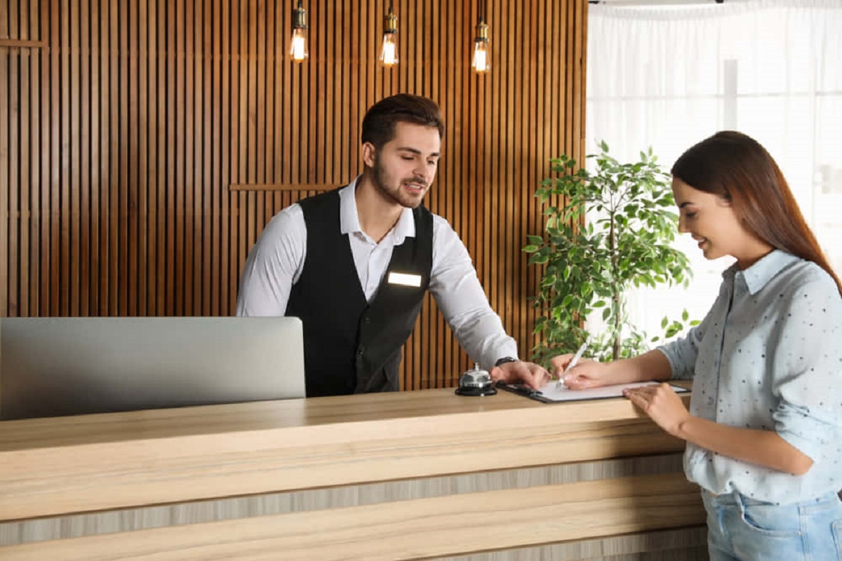 Care este salariul unui recepționer, în sezon estival. Suma la care ajunge, la final de lună, cu tot cu bonusuri 