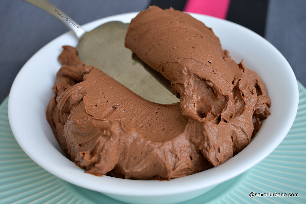 Ganache-ul de ciocolată este o rețetă clasică de umplutură pentru tort