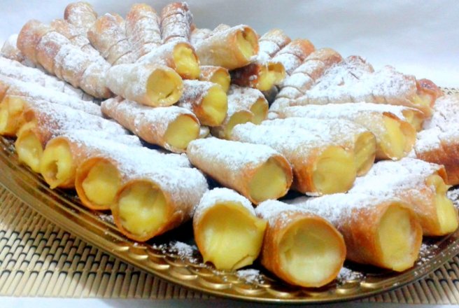 Desertul de senzație pe care îl mâncai când erai mic. Rulouri umplute cu crema de vanilie