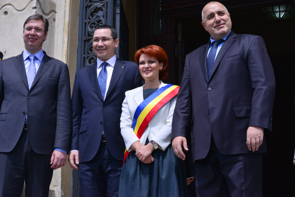 De la stânga la dreapta: Premierul Serbiei, Aleksandar Vucic, Premierul Victor Ponta, Primarul orasului Craiova, Lia Olguta Vasilescu și Premerul Bulgariei, Boyko Borissov. Aprilie 2015. 
