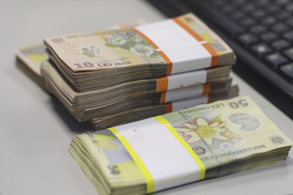 Pentru fiecare zi liberă, angajatorul acordă părintelui o indemnizație în cuantum de 75% din salariul de bază. Sursa foto: Inquam Photos/ Octav Ganea