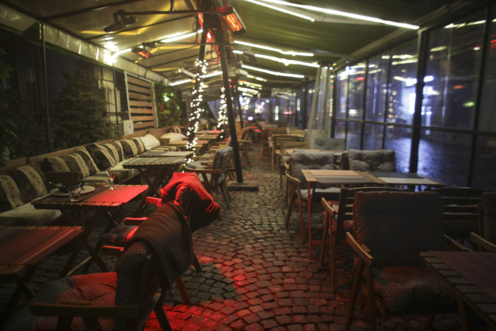 Una dintre terasele din Centrul Vechi (București), goală la o zi după ce președintele a anunțat introducerea stării de urgență începând de luni, 16 martie, din cauza răspândirii accelerate a COVID-19, în București. Foto: Inquam Photos / Octav Ganea