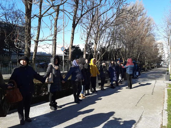 Protest inedit: lanț uman pentru dărâmarea unei maternități la Cluj