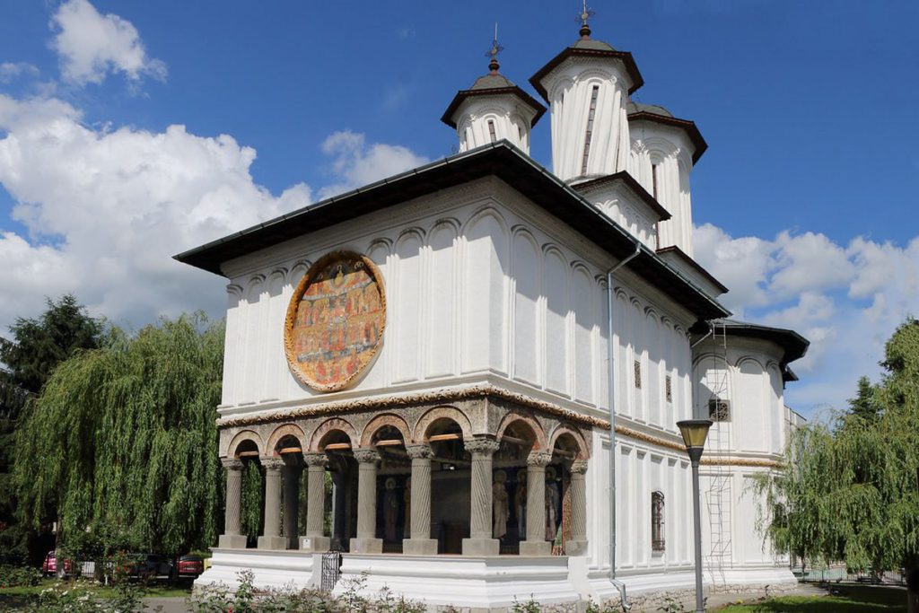 Un preot din România, amendat cu o sumă record. Ce a făcut în biserică