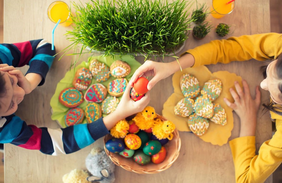 Ce simbolizează, de fapt, ciocnitul ouălor de Paște. Ce spune tradiția