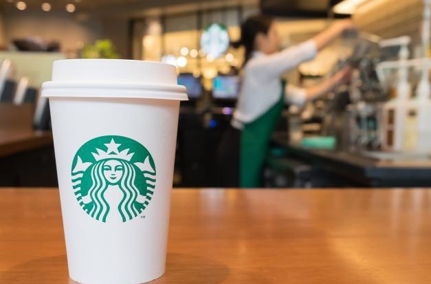 Câți bani câștigă un vânzător de cafea la Starbucks în România