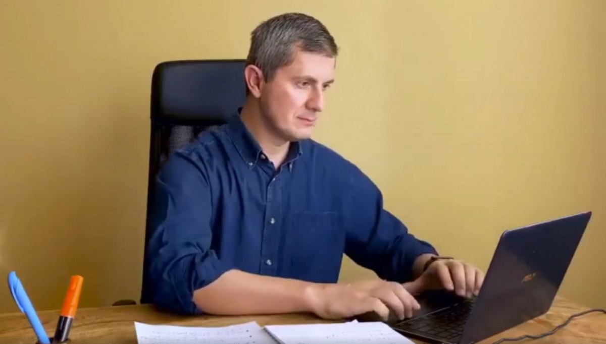 Dan Barna a vrut să arate că lucrează de acasă, dar tot Internetul a râs de el. Detaliul care le-a sărit în ochi tuturor