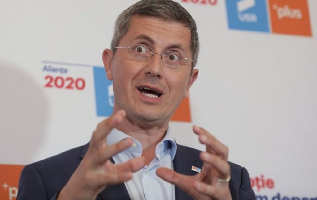 Dan Barna a vrut să arate că lucrează de acasă, dar tot Internetul a râs de el. Detaliul care le-a sărit în ochi tuturor