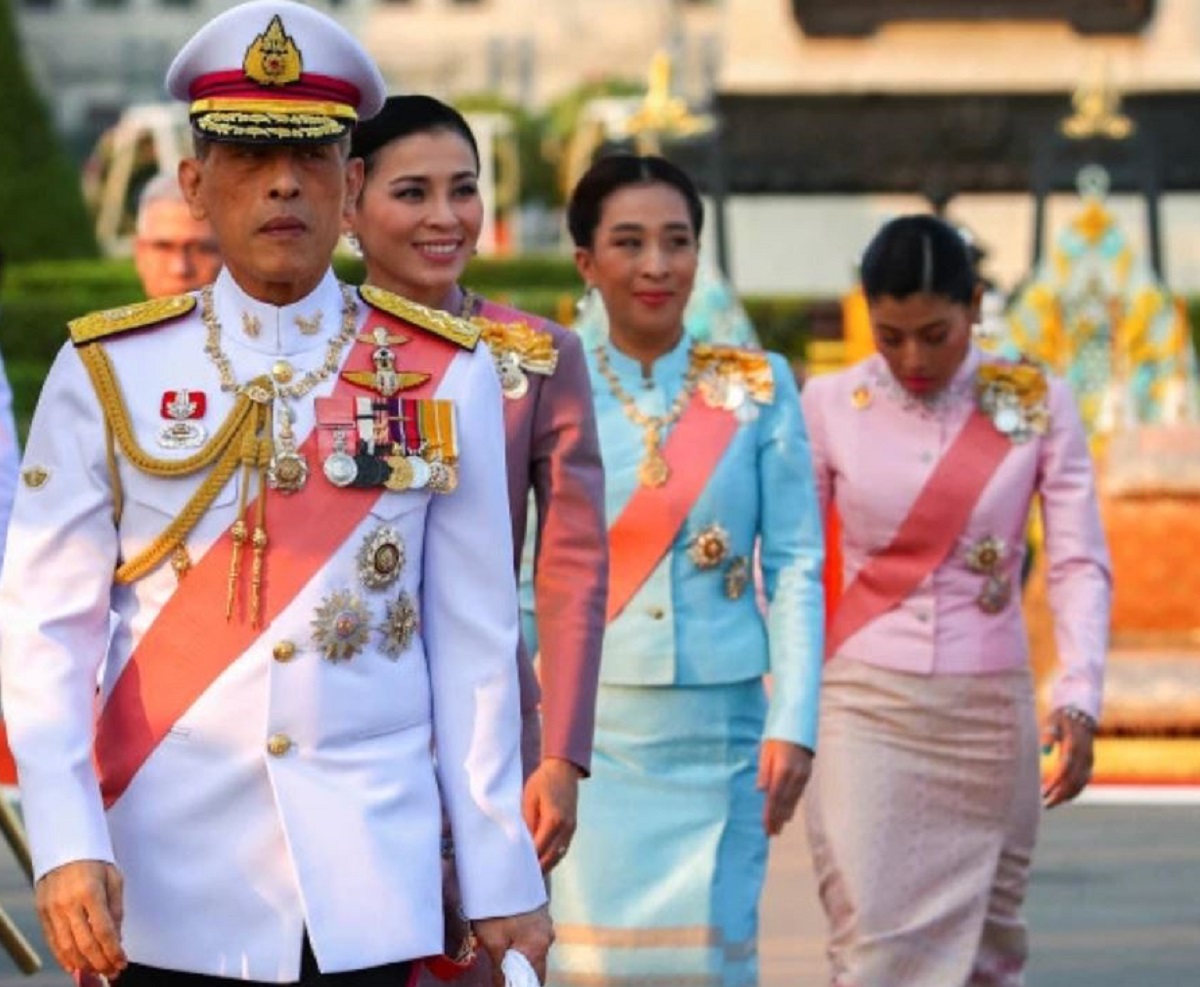 Regele Thailandei, care s-a izolat cu 20 de amante, nu mai ține cont de nimic. Pentru ce a zburat la celălalt capăt al lumii
