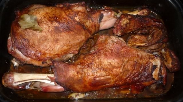 Rețetă de friptură de miel la cuptor cu verdețuri și mirodenii