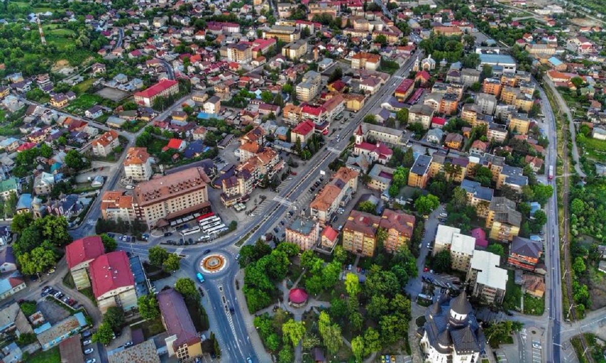 Un oraș din România s-a autoizolat. Ce se întâmplă cu persoanele din afara localității