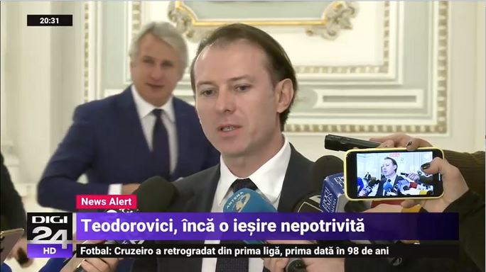 Momentul în care Eugen Teodorovici a trecut prin spatele lui Florin Cîțu. Foto: captură video