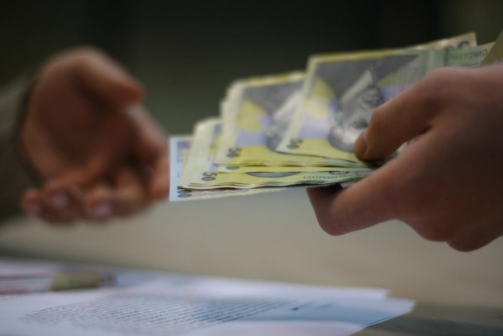 Cine sunt norocoșii cărora le cresc salariile în această perioadă. Unii primesc majorare chiar și de 100%