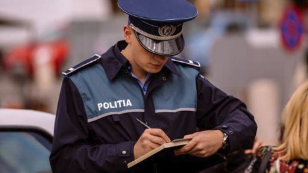 O bătrână de 72 de ani a fost amendată în fața blocului cu 5.000 de lei. Cum s-au justificat polițiștii